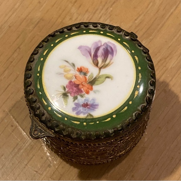 Vintage Patinated Victorian look Metal Vanity, Trinket, Jewel Box. 2x1.5 inches - Picture 6 of 16